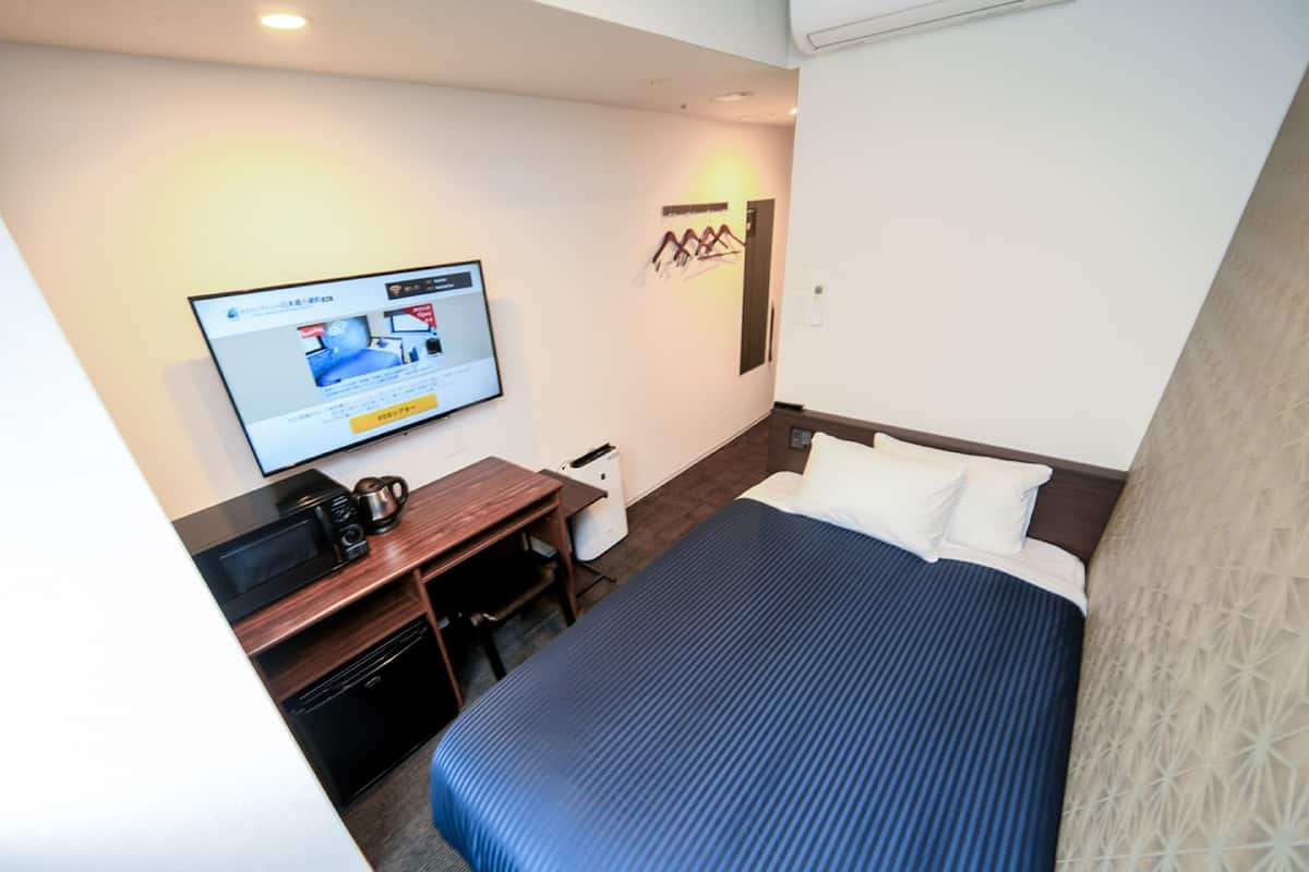 Een bureau, verduisterende gordijnen, gratis wifi, beddengoed