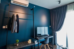 In-room safe, desk, laptop workspace, iron/ironing board - Almas Suites by Subhome (Iskandar Puteri)