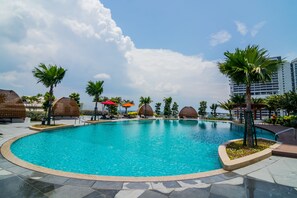 Outdoor pool - Almas Suites by Subhome (Iskandar Puteri)