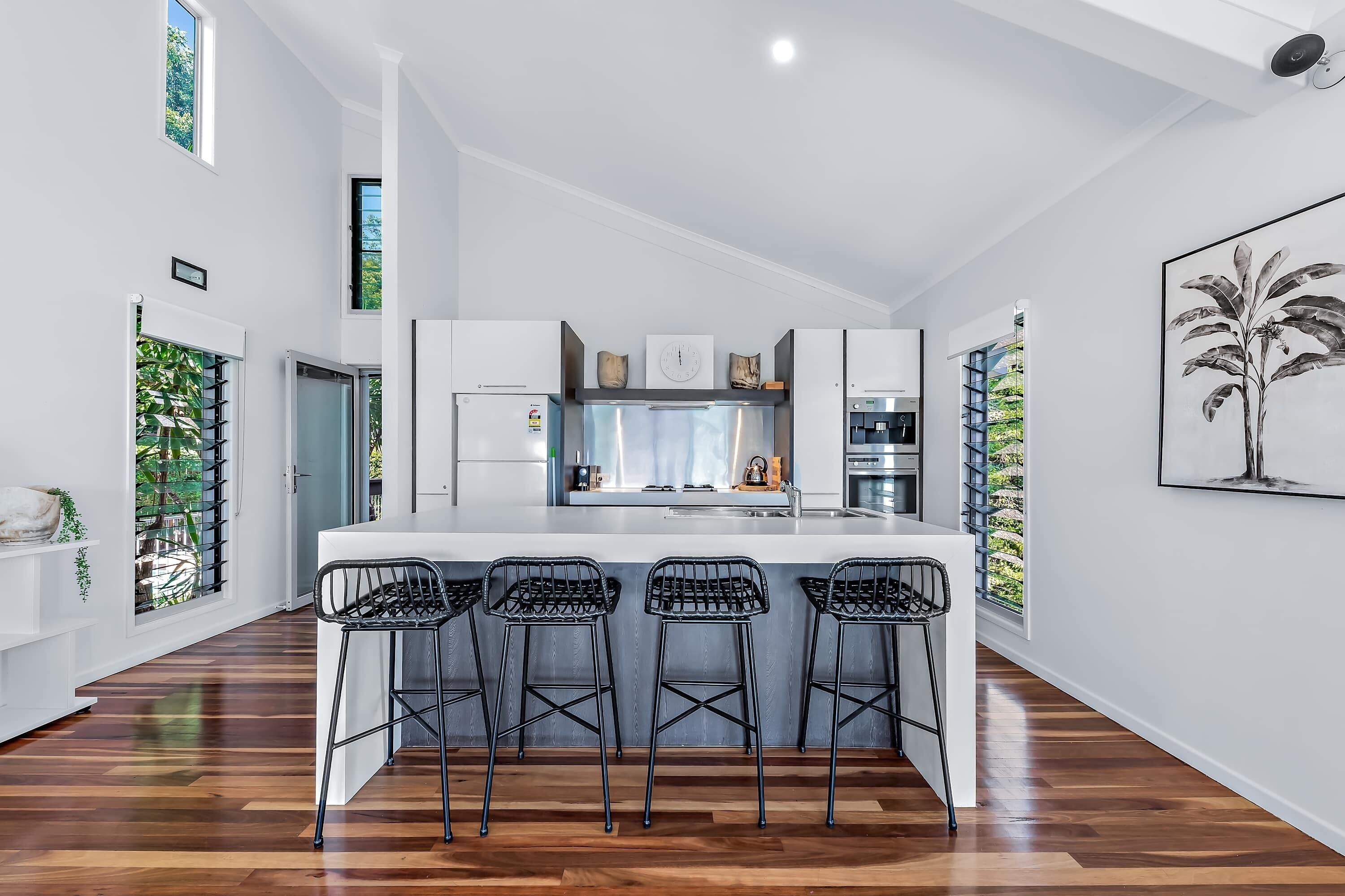 Jääkaappi, mikroaaltouuni, uuni, liesi