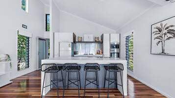 Jääkaappi, mikroaaltouuni, uuni, liesi