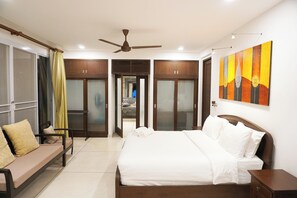 3 bedrooms, in-room safe, iron/ironing board, travel cot