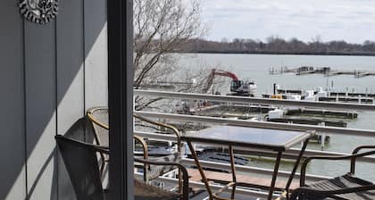 Poikkeuksellinen 2BR-huoneisto kaikista ranta-näkymistä - kävele kaupunkiin, Jet Express -lautta!