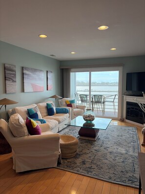 Smart TV, fireplace, DVD player, books - >>Exceptional Updated Condo w Waterfront Views All Rooms-Walk to Town, Ferry<< (Port Clinton)