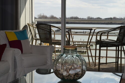 >>Exceptional Updated Condo wi Waterfront Views All Rooms-Walk to Town, Ferry<< 