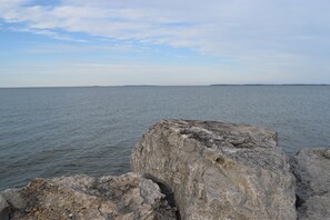 Beach towels - >>Exceptional Updated Condo w Waterfront Views All Rooms-Walk to Town, Ferry<< (Port Clinton)