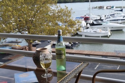 >>Exceptional Updated Condo w Waterfront Views All Rooms-Walk to Town, Ferry<<