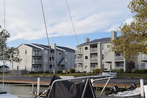 Exterior - >>Exceptional Updated Condo w Waterfront Views All Rooms-Walk to Town, Ferry<< (Port Clinton)