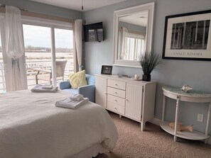 2 bedrooms, iron/ironing board, free WiFi, bed sheets - >>Exceptional Updated Condo w Waterfront Views All Rooms-Walk to Town, Ferry<< (Port Clinton)