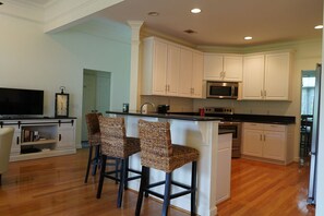 冰箱、微波炉、烤箱、炉灶