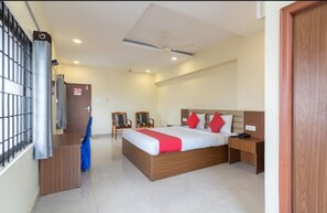 Deluxe Room | Hypo-allergenic bedding, memory-foam beds, free WiFi