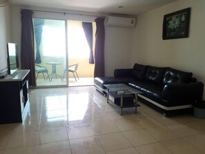 Een 32-inch smart-tv met kabelzenders en een televisie