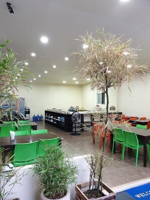 S'hi serveixen esmorzars, dinars, sopars i plats de cuina filipina