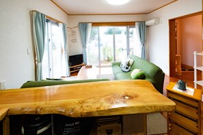 客房 (Private Vacation Home, 1 Group a Day) | 客厅 | 平板电视、DVD 播放器
