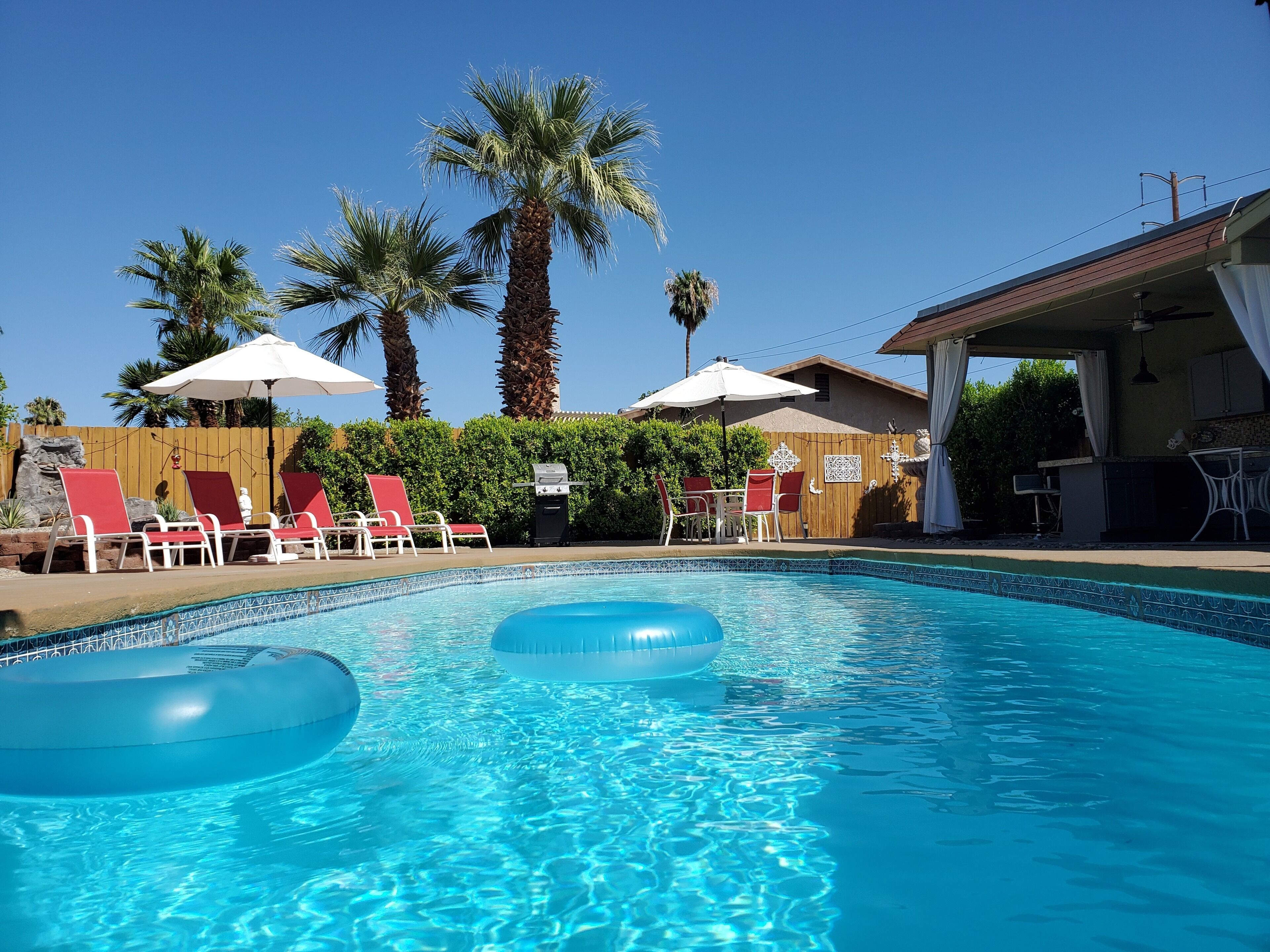 The Oasis!!! Beautiful home with private pool, hot tub and garage