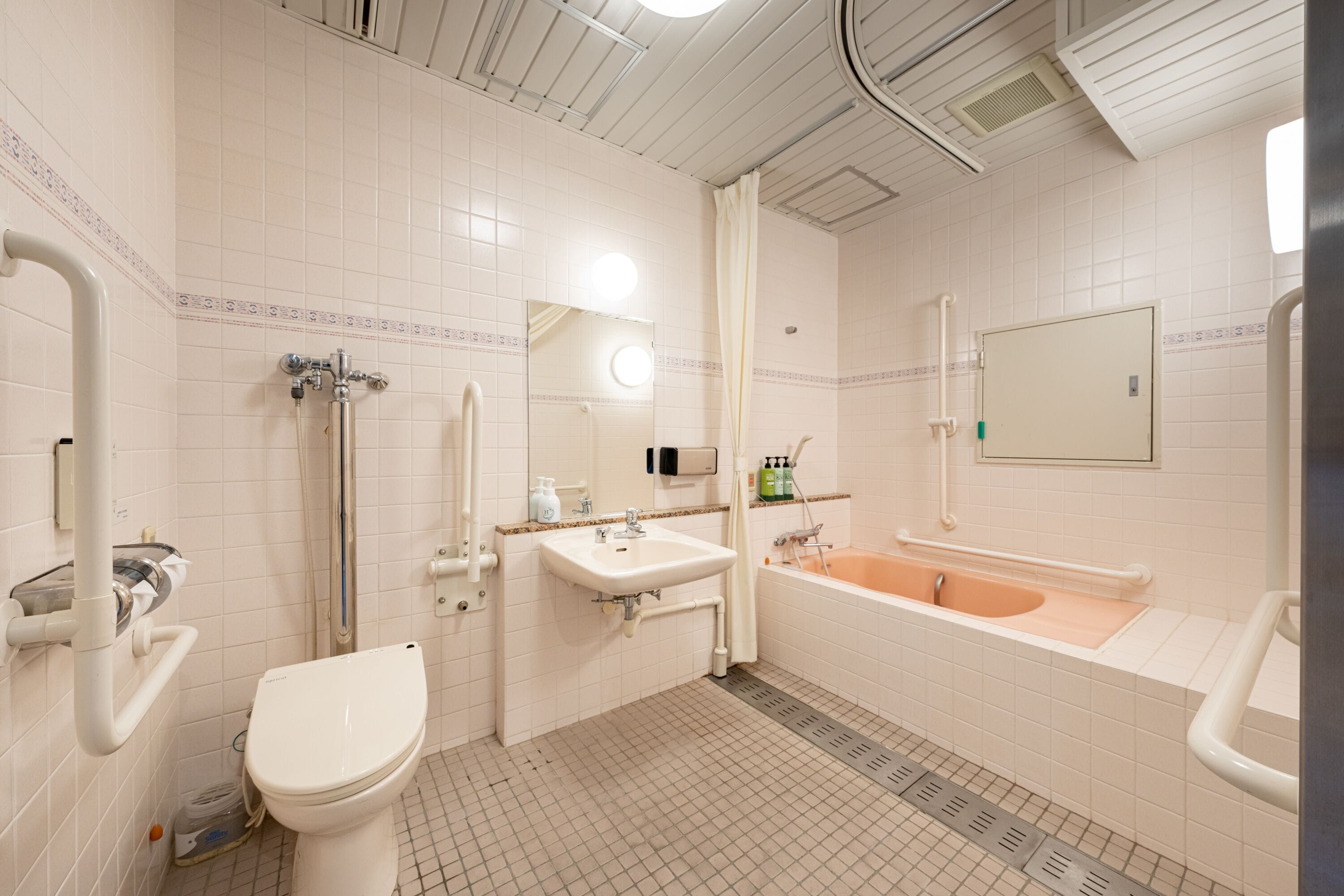 A bathroom with a toilet, sink, and bathtub.