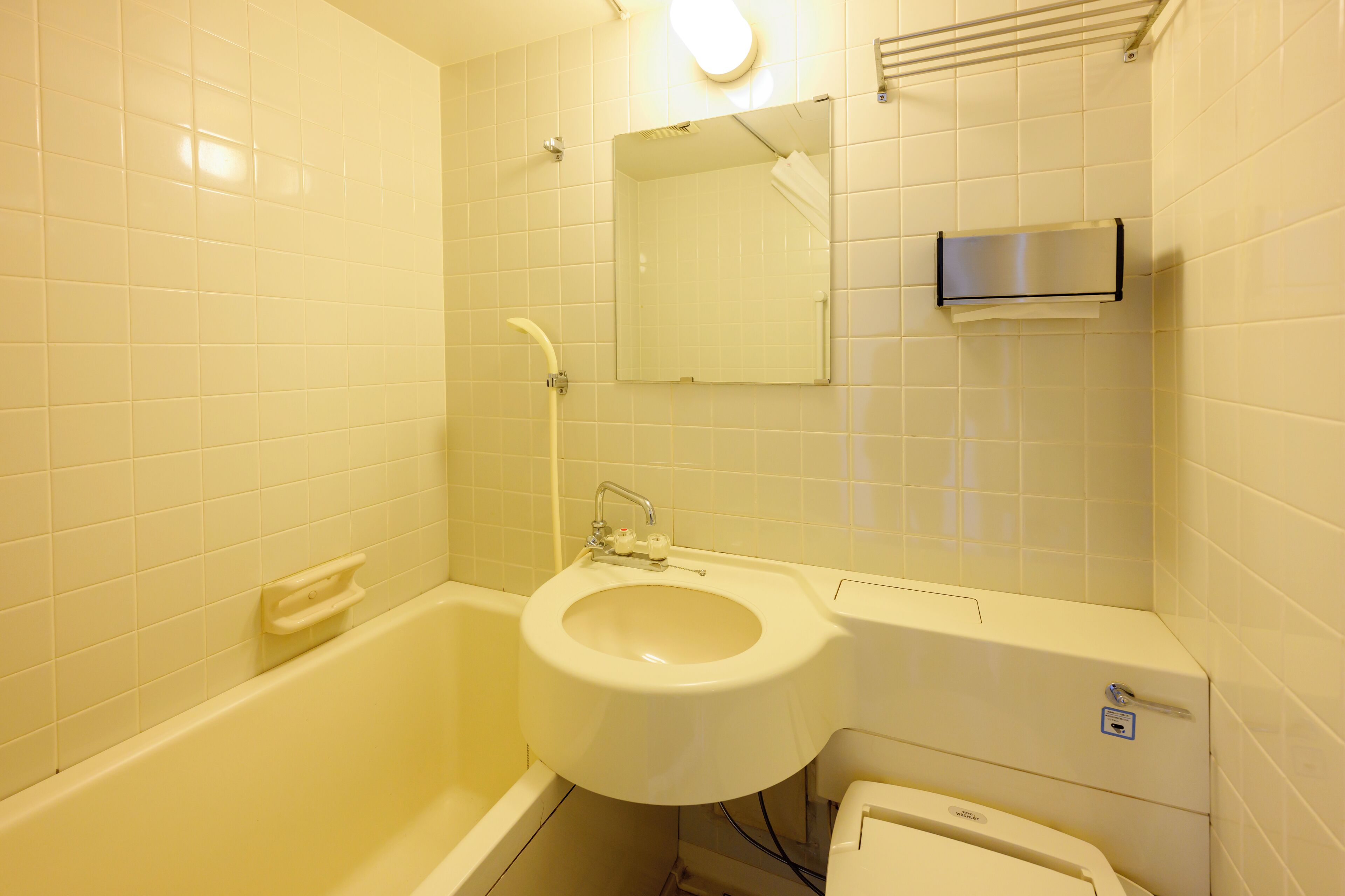 Un baño con bañera, inodoro y lavamanos.