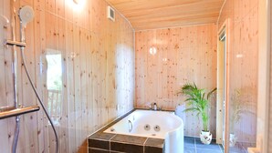 Suite Room for Only One Group a Day | Bathroom | Combined shower/tub, jetted tub, free toiletries, hair dryer - Yukurun-ya (Higashi)