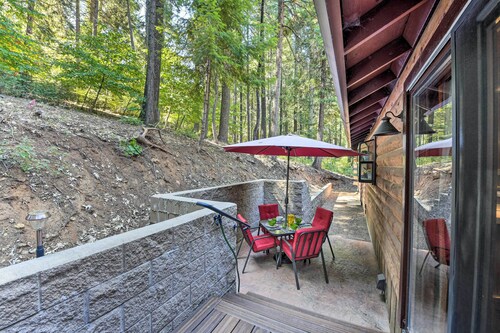 11 Mi to Apple Hill: Pollock Pines Resort Cabin