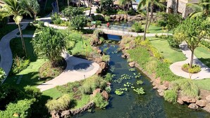 Ein Resort mit Wasserspiel, Palmen und Blick auf den Ozean.
