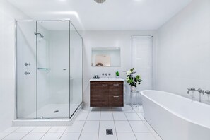 Kahden hengen luksushuone | Kylpyhuone | Ilmaiset hygieniatuotteet, pyyhkeet, saippua, sampoo