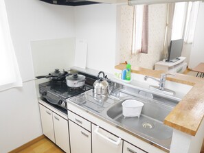 Refrigerador, microondas, parrilla de estufa y tetera eléctrica