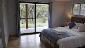 Elite Double Room, 1 Queen Bed, Partial Ocean View | Soundproofing, free WiFi, bed sheets