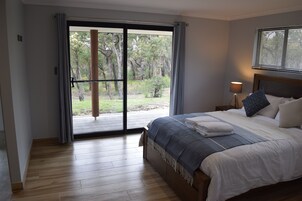 Elite Double Room, 1 Queen Bed, Partial Ocean View | Soundproofing, free WiFi, bed sheets