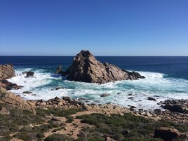 Una playa cerca, arena blanca