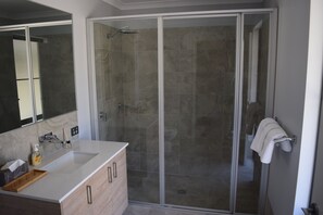 Deluxe Double or Twin Room, Garden View | Bathroom shower - Eagle Bay House (Eagle Bay)