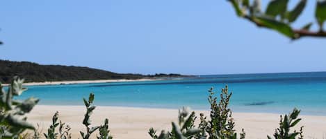 Nära stranden och vit sandstrand