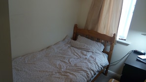 Basic Single Room | Individually decorated, individually furnished, free WiFi, bed sheets - Rhemoy House (Leeds)