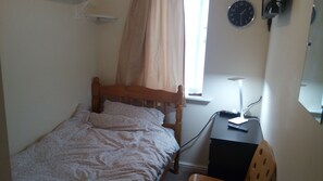Basic Single Room | Individually decorated, individually furnished, free WiFi, bed sheets - Rhemoy House (Leeds)