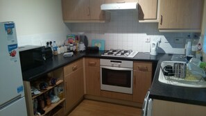 Basic Single Room | Shared kitchen | Full-size fridge, microwave, stovetop, toaster - Rhemoy House (Leeds)