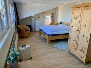 2 bedrooms, desk, travel cot, WiFi