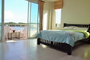 遮光カーテン、WiFi (無料)、ベッドシーツ