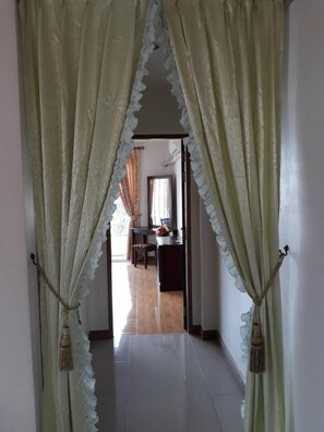 Blackout drapes, free WiFi, bed sheets - Uncle House (Gaoshu)