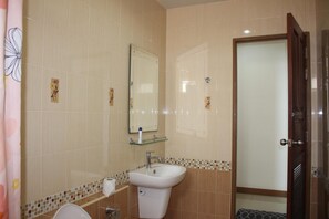 シャワー、バスアメニティ (無料)、ヘアドライヤー、スリッパ