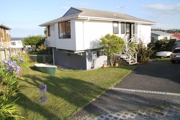 Large parking area and easy access to flat