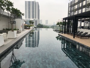 Outdoor pool - Vivo Suites by Subhome (Kuala Lumpur)