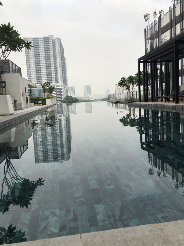 Outdoor pool - Vivo Suites by Subhome (Kuala Lumpur)
