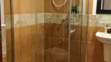 Shower, free toiletries, bidet, towels