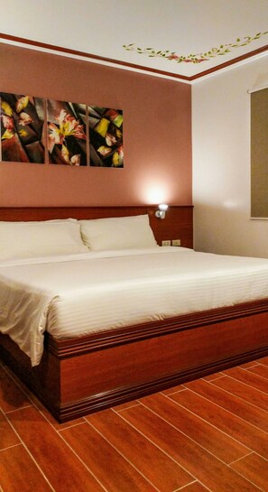 Habitación Deluxe doble | Ropa de cama hipoalergénica, caja fuerte, cortinas opacas y wifi gratis