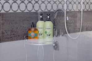 デザイン アパートメント | バスルームの設備 | バスアメニティ (無料)、タオル、石鹸、シャンプー