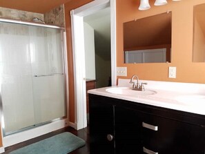 Shower, jetted bath, hair dryer, towels - Miller's Grand Slam Baseball Rentals (Oneonta)