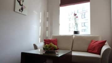 Habitación Confort doble | Zona de estar | Televisión LCD de 101 cm con canales por cable, una televisión