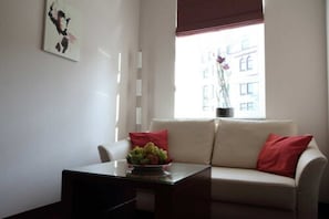 Quarto casal conforto | Área de estar | TV LCD 101 cm com canais a cabo, TV