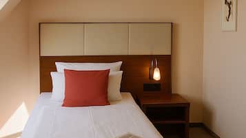 Business Single Room | Hypo-allergenic bedding available, pillowtop beds, in-room safe, desk