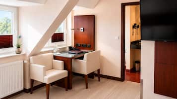 Business Double Room | Hypo-allergenic bedding available, pillowtop beds, in-room safe, desk