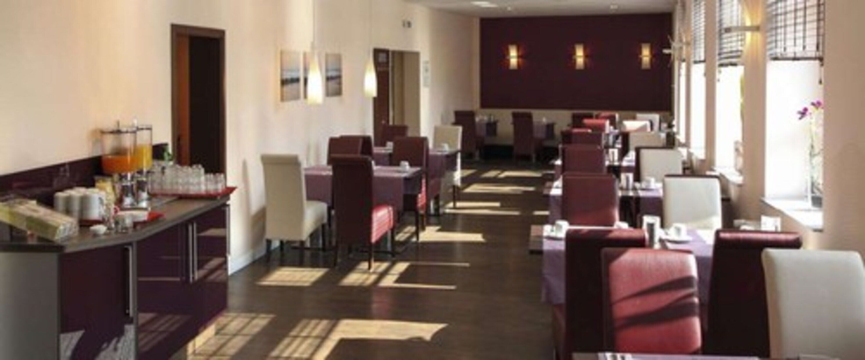 Petit déjeuner buffet (7.5 EUR par personne)